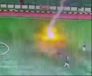 18+ ՏԵՍԱՆՅՈՒԹ․ Կայծակը հարվածել է ֆուտբոլիստին հենց խաղի ընթացքում․ նա մահացել է