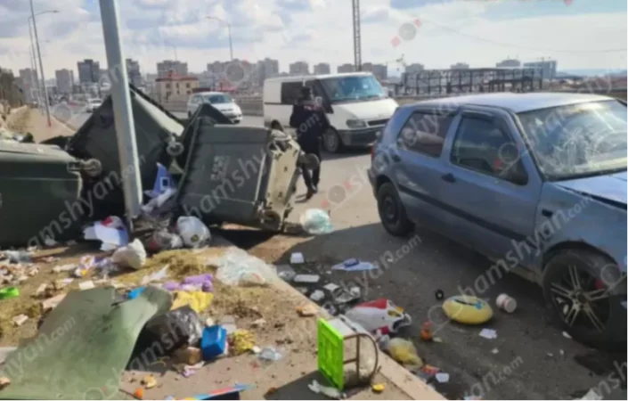 Երևանում 25-ամյա վարորդը «Volkswagen Golf»-ով մխրճվել է աղբարկղերի մեջ