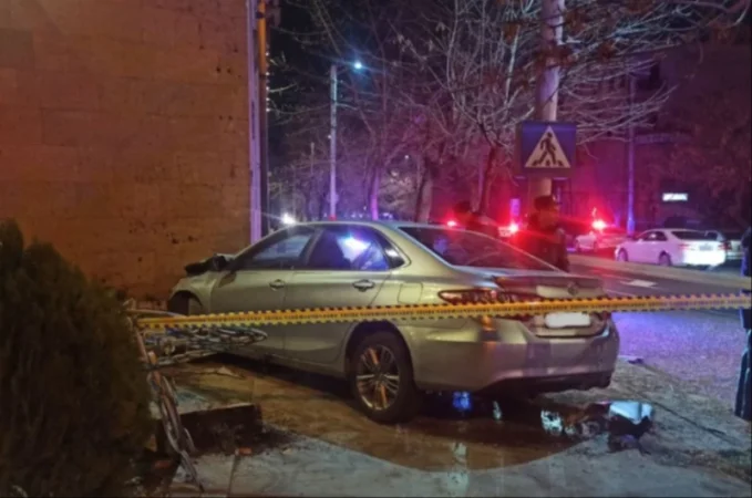 Անչափահաս տղան Toyota-ով բախվել է ՆԳՆ շենքի պատին