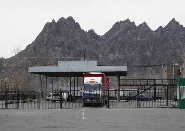 Մեղրիում մաքսանենգության կասկածանքով ձերբակալվածը սեղանի վրայից վերցրել է մկրատը և վնասել իրեն. Armlur