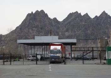 Մեղրիում մաքսանենգության կասկածանքով ձերբակալվածը սեղանի վրայից վերցրել է մկրատը և վնասել իրեն. Armlur