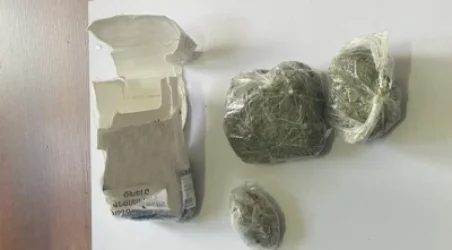 ՔԿՀ-ի ծառայողի հագի կոշիկների միջից հայտնաբերվել են թմրամիջոցով 3 ծխախոտի տուփ․ ձերբակալվել է