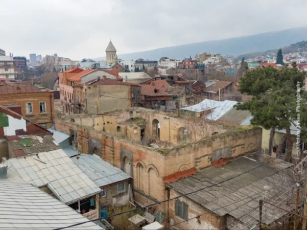 ԼՈՒՍԱՆԿԱՐՆԵՐ. Թբիլիսիի կենտրոնում գտնվող ևս մեկ եկեղեցի՝ Սուրբ Մինասը, անմխիթար վիճակում է