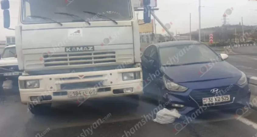 Իսակովի պողոտայում «КамАЗ»-ը վրաերթի է ենթարկել հետիոտնին և բախվել «Hyundai»-ին