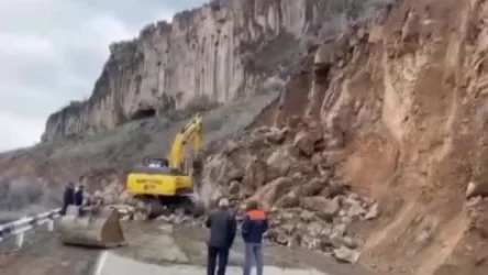 ՏԵՍԱՆՅՈՒԹ. Ինչպես են հեռացնում Գնդեվազ–Ջերմուկ ճանապարհին թափված քարերը