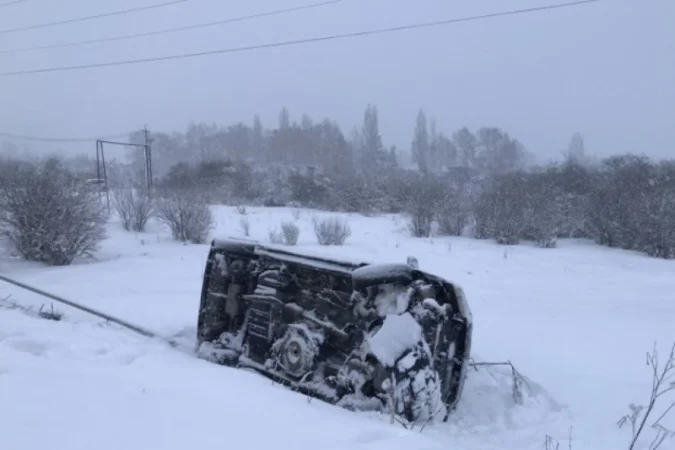 Սևան քաղաքում «Toyota»-ն դուրս է եկել ճանապարհի երթևեկելի հատվածից և կողաշրջվել