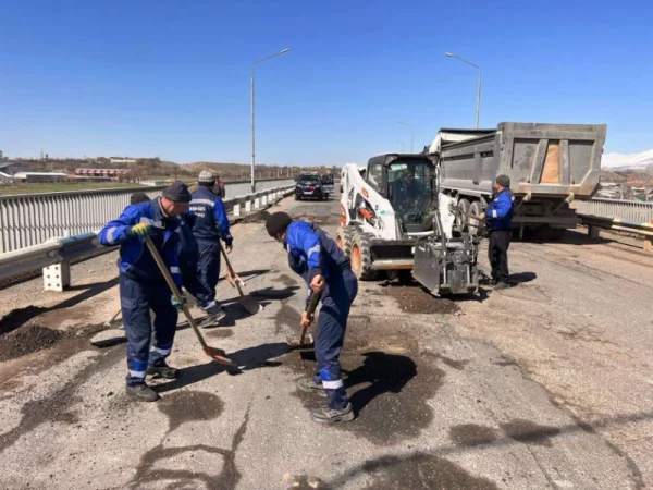 ԼՈՒՍԱՆԿԱՐՆԵՐ. Նոր Հաճնի կամրջի վրա իրականացնում է փոսային նորոգման աշխատանքներ