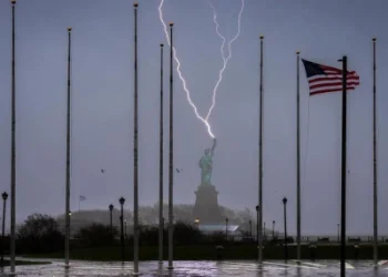 ԼՈՒՍԱՆԿԱՐՆԵՐ. Նյու Յորքում հզոր կայծակը հшրվածել է Ազատության արձանին