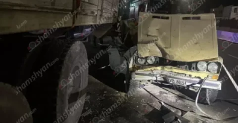 ԼՈՒՍԱՆԿԱՐՆԵՐ․ Խոշոր վթար՝ Երևանում. «06»-ը մխրճվել է բեռնատարի հետնամասի մեջ. կան վիրավորներ