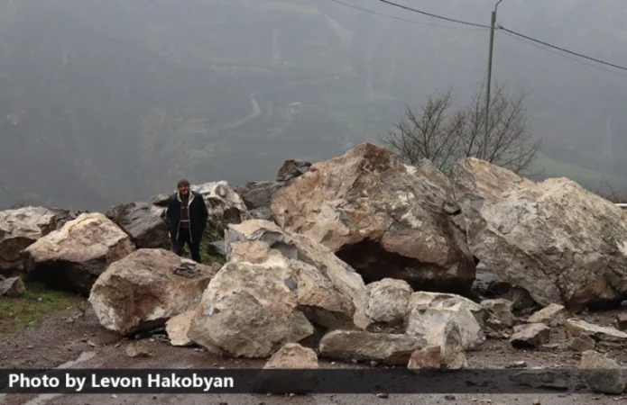 Սարերից պոկված հսկայական բեկորները թափվել են ճանապարին․ այն փակվել է