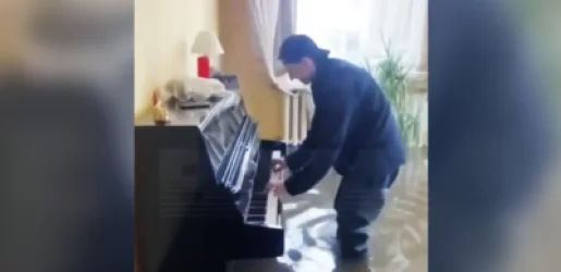 ՏԵՍԱՆՅՈՒԹ. Օրենբուրգի բնակիչը դաշնամուր է նվագում իր հեղեղված տանը