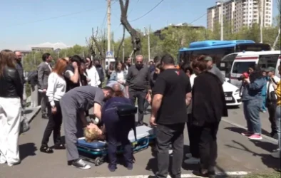 ՏԵՍԱՆՅՈՒԹ․ Վարդանյանի մայրը Երևանի քննչական վարչության շենքի մոտ ուշագնաց եղավ