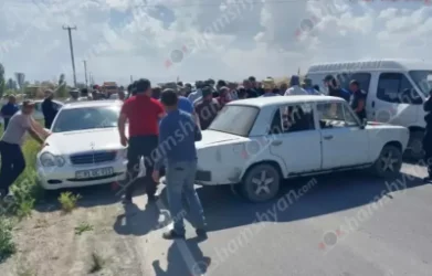 ԼՈՒՍԱՆԿԱՐՆԵՐ. Լարված իրավիճակ՝ Արմավիրի մարզում. բնակիչները փակել են ճանապարհը