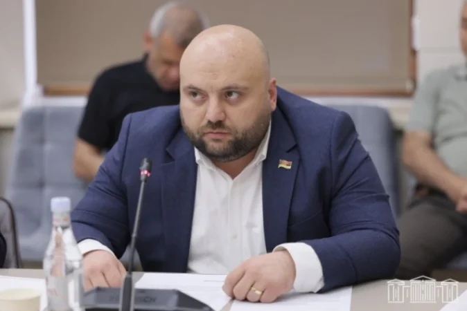 Առաջին հերթին Արամ Ա-ն պետք է հրաժարվի զուգահեռ կաթողիկոսության կարգավիճակից. Տրդատ Սարգսյան