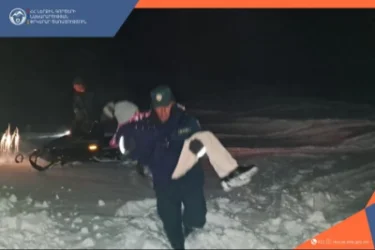 Փրկարարները վատառողջ 3 երեխաներին Միրաք գյուղից ձնագնացով մոտեցրել են շտապօգնության ավտոմեքենային