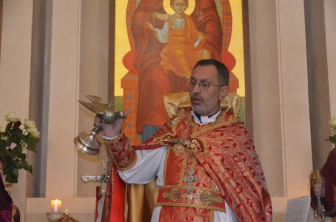 Տեր Ավետիս ավագ քահանա Դանիելյանը միանում է վարչապետին և տասը եպիսկոպոսներին