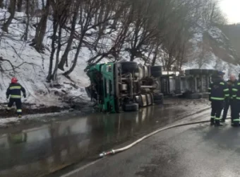 Վերին Լարս տանող ճանապարհին գազատար բեռնատար է կողաշրջվել և այրվել