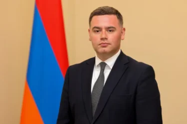 18+ ՏԵՍԱՆՅՈՒԹ. Ոստիկանը ծեծի է ենթարկում ձերբակալածին. ՆԳՆ խոսնակն արձագանքել է