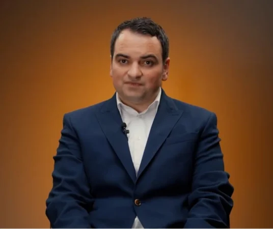 Փաշինյանը պայքարում է Սամվել Կարապետյանի նկարի դեմ