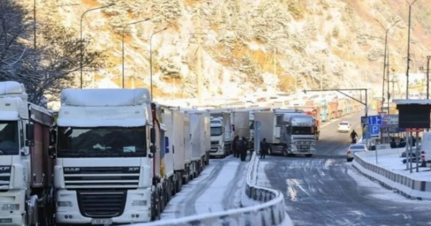 Լարսը փակ է բոլոր տեսակի տրանսպորտային միջոցների համար