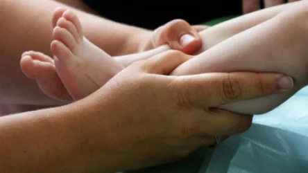 Մայրը հարվածներ է հասցրել 3-ամյա երեխային, մահճակալից գցել հատակին և քարշ տվել․ ՔԿ-ն արձագանքել է