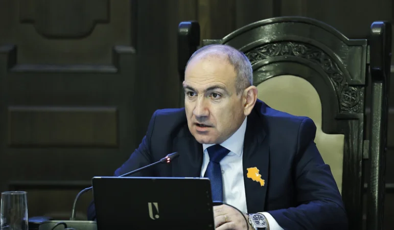 Երկու օլիգարխներն էլ թույլիկ են՝ և՛ վերլուծական մտքով, և՛ բառապաշարով. Փաշինյան