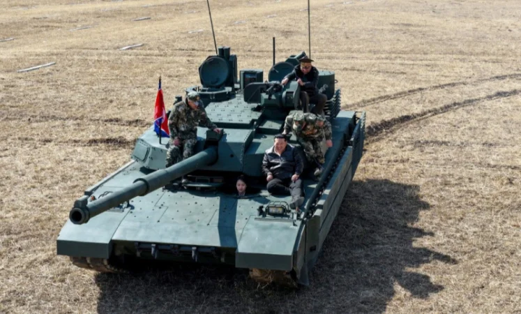 Հյուսիսային Կորեայի առաջնորդը դստեր հետ տանկով շրջել է