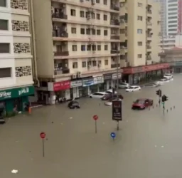 Ուժեղ անձրևներ և փոթորիկ ԱՄԷ-ում. ճանապարհները հեղեղվել են