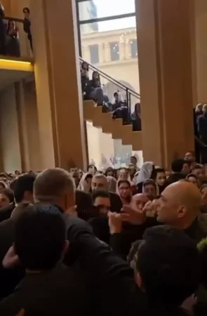 ՆՈՐ ԿԱԴՐԵՐ. Ինչպես է եկեղեցում տղամարդը հարվածում Դավիթ Մինասյանին