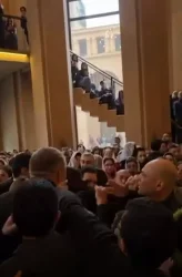 ՆՈՐ ԿԱԴՐԵՐ. Ինչպես է անվտանգության աշխատակիցը հարվածում Դավիթ Մինասյանին