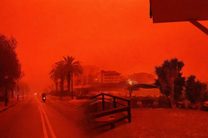 Ավազային փոթորիկ՝ Կրետե կղզում. երկինքը ստացել է նարնջա-կարմիր երանգներ