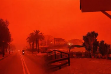 Ավազային փոթորիկ՝ Կրետե կղզում. երկինքը ստացել է նարնջա-կարմիր երանգներ