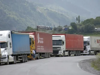 Լարսում հերթում սպասում են հազարավոր բեռնատարներ