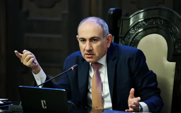 Հարյուր տարվա մանկավարժ եմ` եկել էս ինձ բան սովորացնես․ Փաշինյան