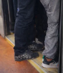 ՏԵՍԱՆՅՈՒԹ. Տիգրան Ավինյան, մարդկանց ոտքերը դուրս է մնում ավտոբուսից