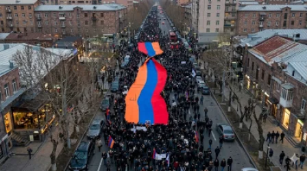 ՏԵՍԱՆՅՈՒԹ. Սամվել Կարապետյանի համակիրները քայլերթի ընթացքում շտկել են շրջված ՀՀ դրոշը