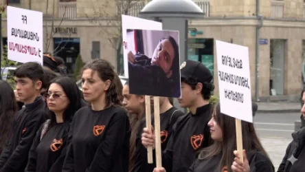 ՏԵՍԱՆՅՈւԹ. Կապված ձեռքերով ակցիա՝ Սուրբ Աննա եկեղեցու մոտ