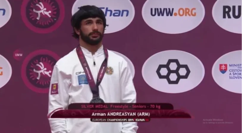 Արման Անդրեասյանը պատվոհարթակից հեռանալիս հանել է մեդալը