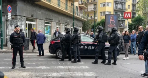 ՏԵՍԱՆՅՈՒԹ. Նեապոլի բանկում զինված անձինք տասնյակ մարդկանց պատանդ են վերցրել