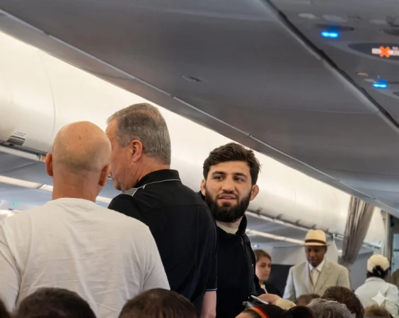 Արման Ծառուկյանին իջեցրել են ինքնաթիռից