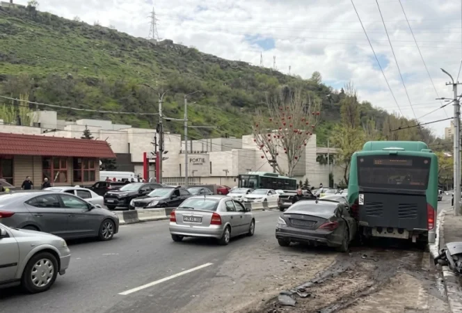 Խոշոր ավտովթար Մյասնիկյան պողոտայում` ավտոբուսի մասնկցությամբ. մանրամասներ
