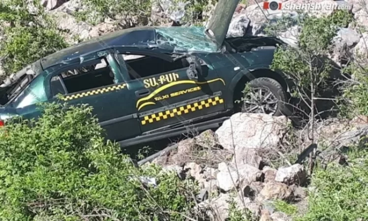 Խոշոր ավտովթար Կոտայքի մարզում. Տաքսին գլորվել է ձորը, տուժածները ՌԴ քաղաքացիներ են. Shamshyan com