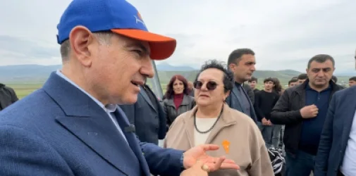 ՏԵՍԱՆՅՈՒԹ․ Ապարանք գնում ենք, դուք էնտեղ ենք, Իջեւան գալիս ենք, էստեղ եք․ Փաշինյանը՝ իր  աջակցին