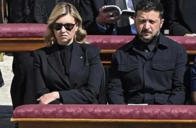 Հռոմի պապի հուղարկավորությանը Զելենսկիին չպետք է նստեր առաջին շարքում. ԶԼՄ