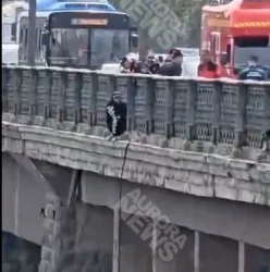 ՏԵՍԱՆՅՈՒԹ. Տղամարդը սպառնում է նետվել Կիևյան կամուրջից