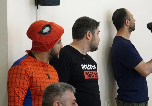Սարդ-մարդու հագուստով ներկայացուցչին թույլ տվեցին մասնակցել նիստին 