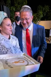ՏԵՍԱՆՅՈՒԹ. Նախարարին կախաղանի պատկերով տորթ են նվիրել 