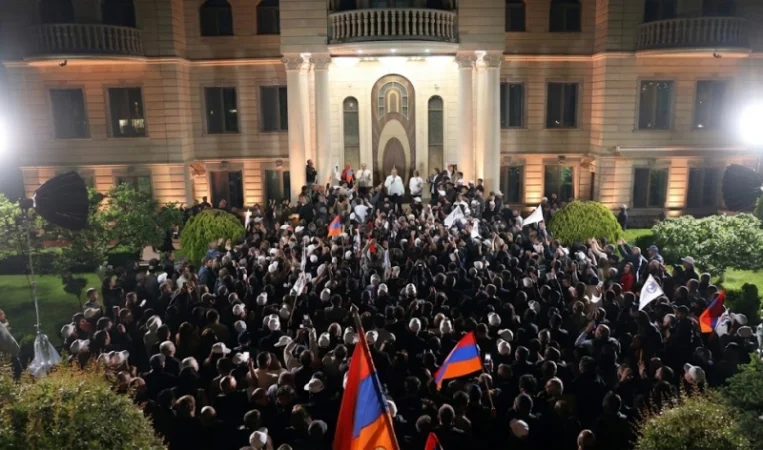«Ուժեղ Հայաստանը»՝ հավաքի վայրից 3 անձի բերման ենթարկելու մասին
