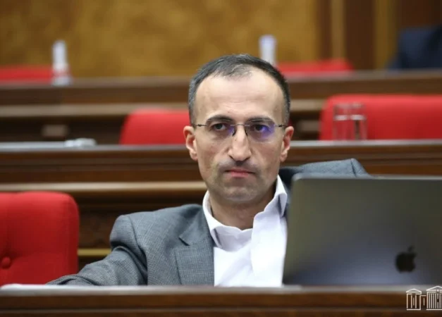 Արսեն Թորոսյանն արձագանքել է իրենց վրա ջուր լցնելու դեպքին