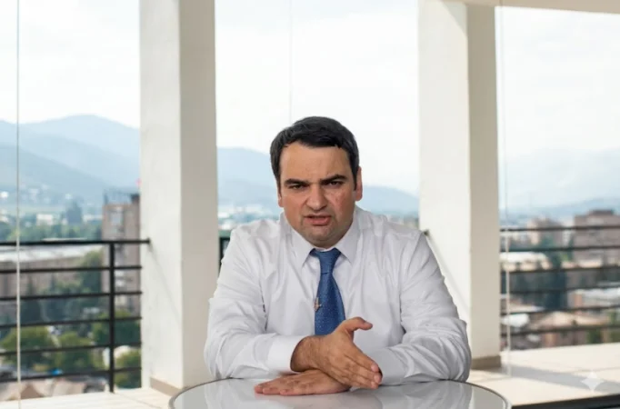 Ուսուցիչներին ստիպողաբար տանում են հանրահավաքի․ Նարեկ Կարապետյան